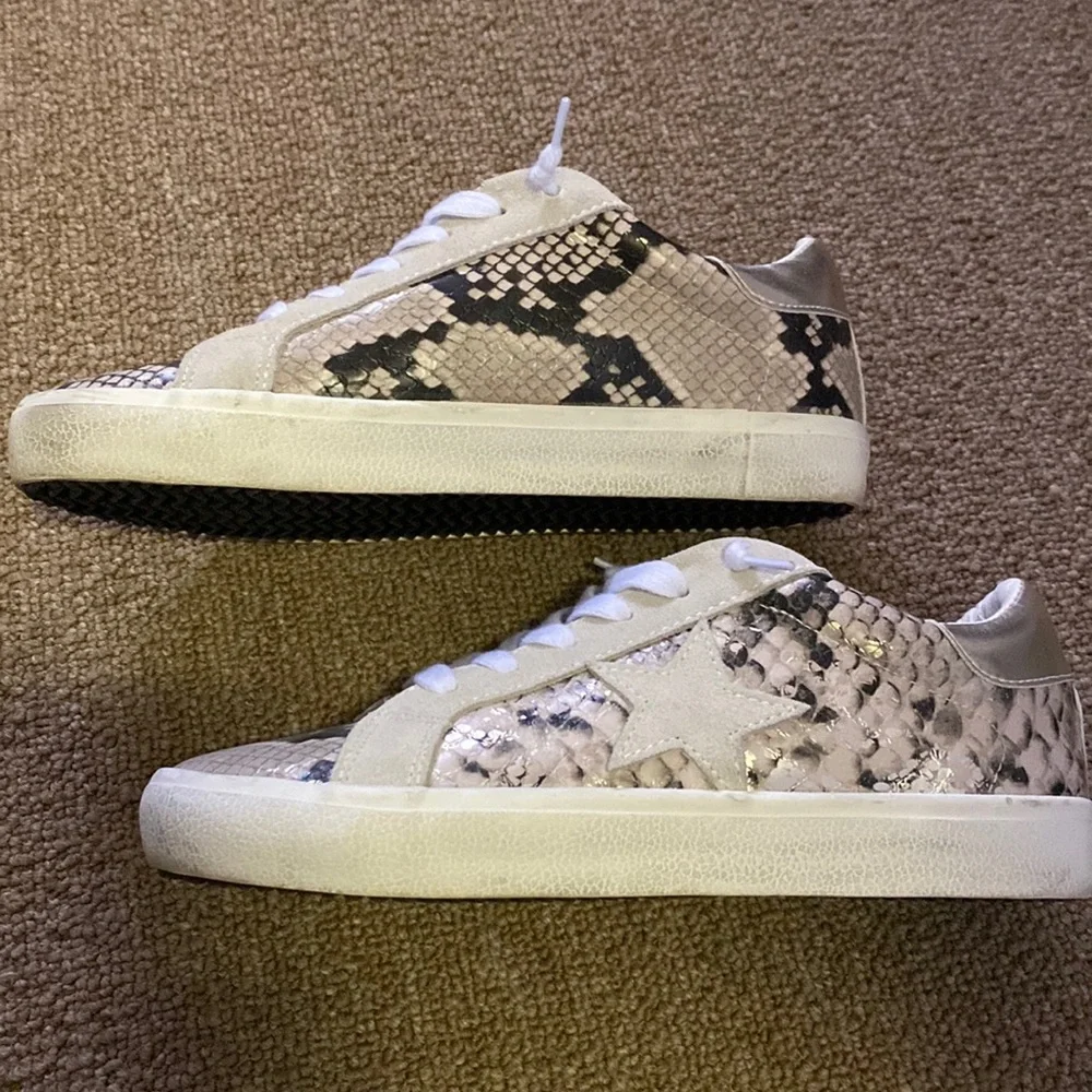 Steve Madden adorable sneakers - Picture 1 of 3